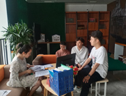 就业老师手把手指导学员进行简历优化
